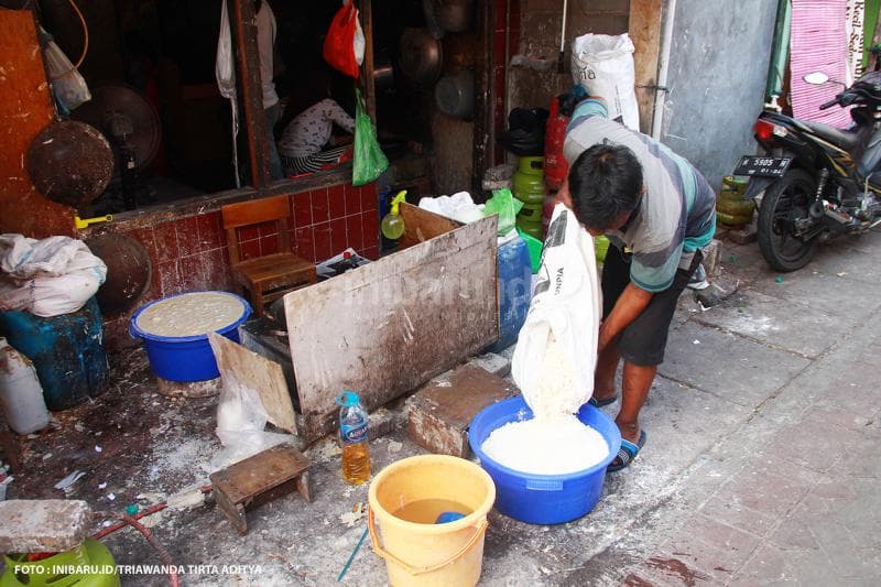 Pagi hari para produsen kulit lumpia mulai menyiapkan bahan adonan<br>