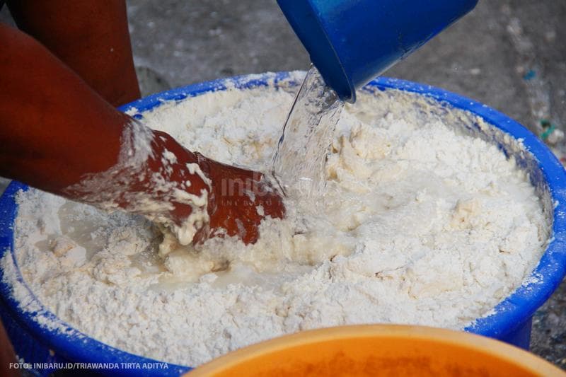 adonan dari kulit lumpia hanya ada tiga yakni tepung terigu, air, dan garam<br>