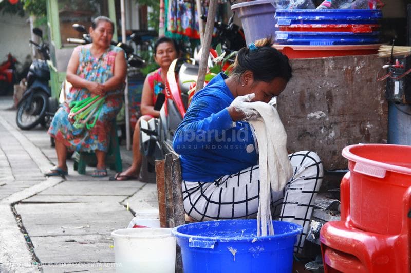 kulit lumpia di produksi di sebuah gang sempit, mereka memanfaatkan teras rumah sebagai tempat memasak<br>