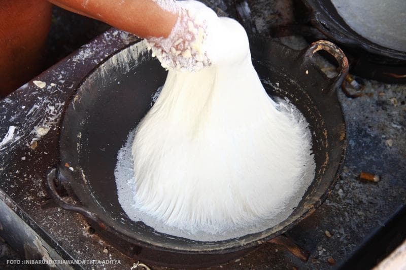 adonan dibuat berbentuk bulat dengan ketebalan yang tipis<br>