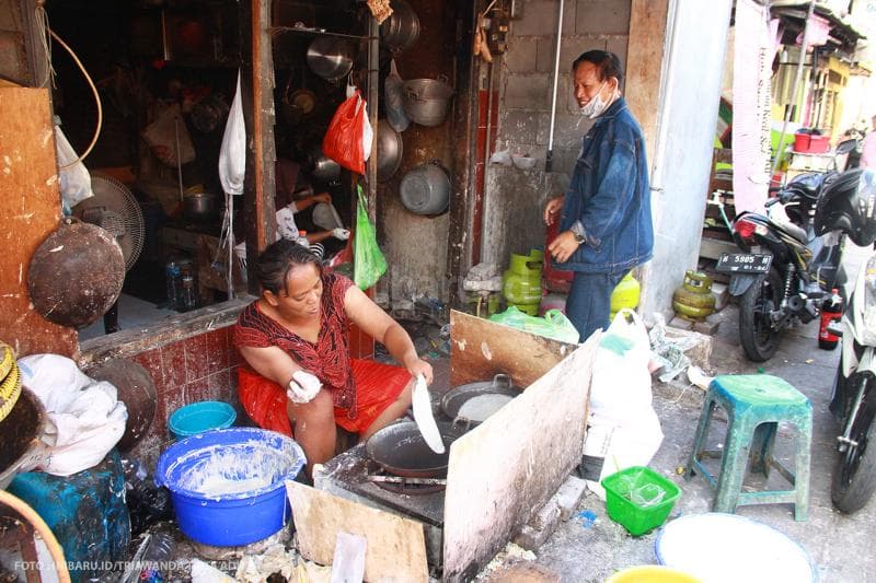 Pembeli terkadang langsung mendatangi lokasi ini untuk memborong kulit lumpia<br>