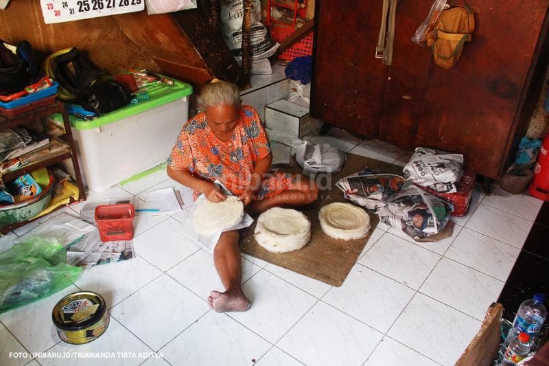 Kulit lumpia di kemas menggunakan koran dan dikirim ke pembeli yang lokasinya jauh<br>