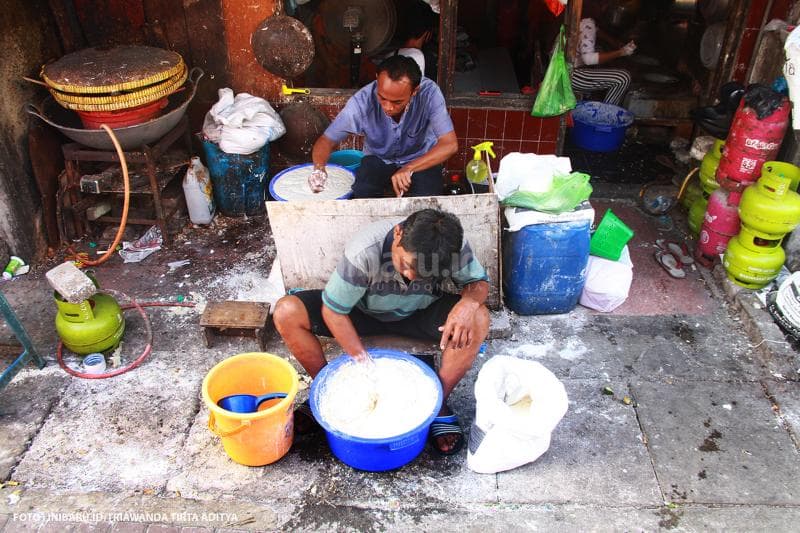 ketika hari hendak berganti malam, para pria datang dan menggantikan wanita untuk memproduksi kulit lumpia<br>