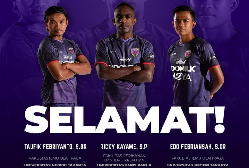 Ricky Kayame menjadi satu dari tiga pemain Persita yang meraih gelar sarjana. (Twitter/Persitajuara)<br>
