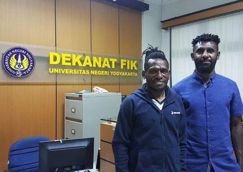 Rudolof Yanto Basna dan Ayub Antoh, pemain PSIM, di UNY. (Akurat.co)<br>