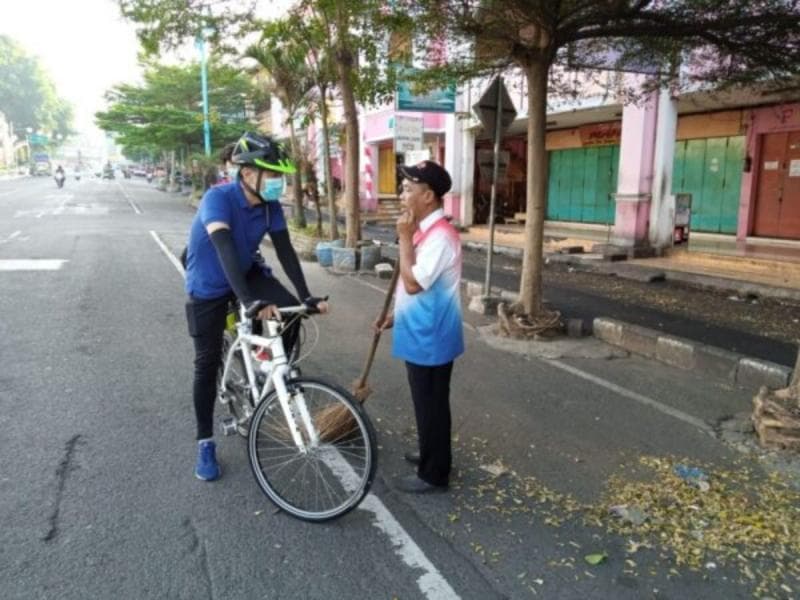 Walikota Salatiga Yuliyanto saat bertemu dengan teman lamanya, sang penyapu jalan Taryono. (Solopos)<br>