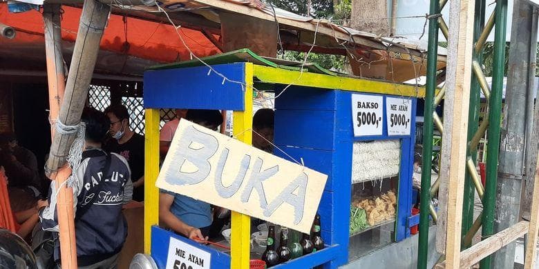 Tampak depan gerobak mi ayam Gatot. (Yogyakarta Kompas)