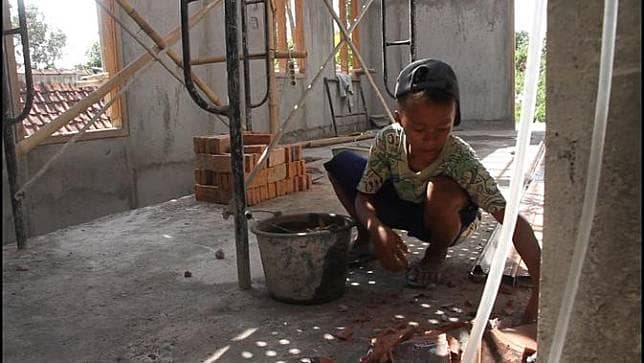 Catur saat bekerja sebagai kuli bangunan. (Liputan6/Felek Wahyu)<br>