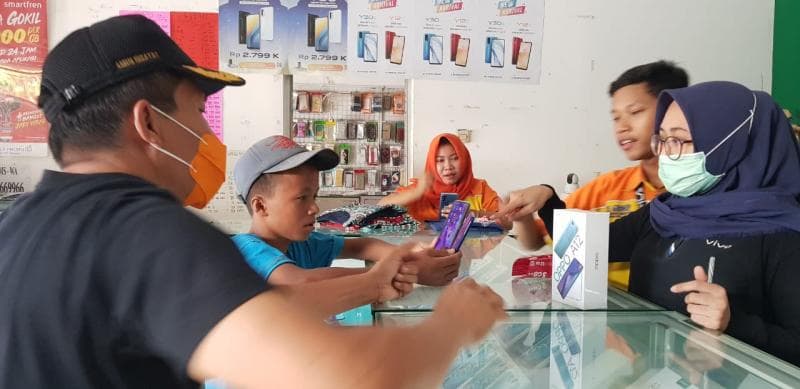 Catur mendapatkan ponsel yang dia butuhkan. (Reportase.tv)<br>