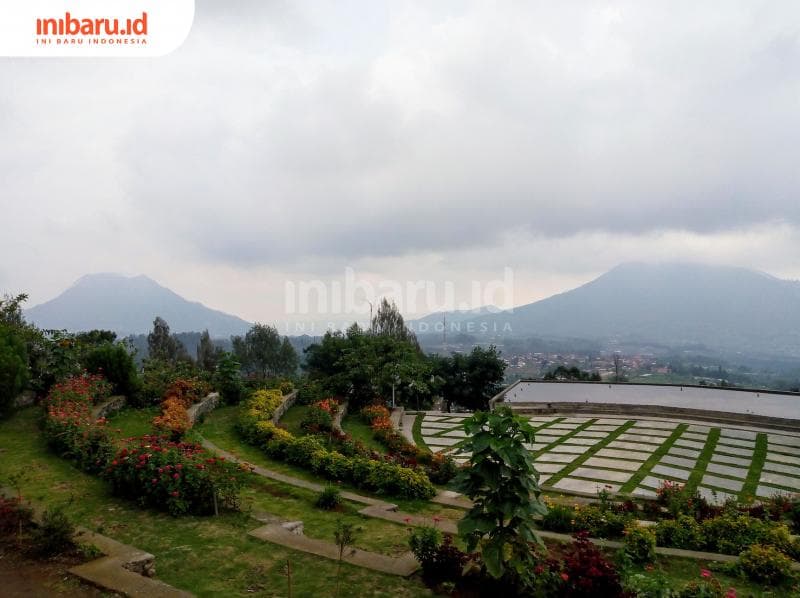 Panorama Gunung Andong dan Gunung Sumbing yang terlihat dari Agrowisata Kopeng Gunungsari. (Inibaru.id / Dwi Nastiti M)