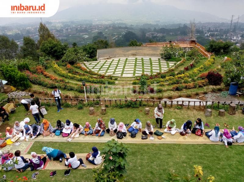 Rombongan wisatawan asal Ungaran yang tengah melakukan Outbound and Family Gathering di salah satu pelataran Agrowisata Kopeng Gunungsari. (Inibaru.id/ Dwi Nastiti M)