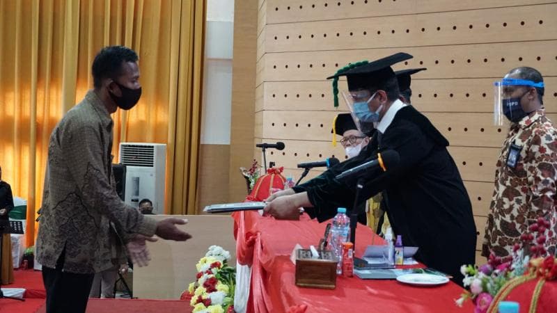 Bochari, ayah Musdalifa datang menghadiri wisuda menggantikan putrinya yang telah tiada. (Saudaragarnews)<br>