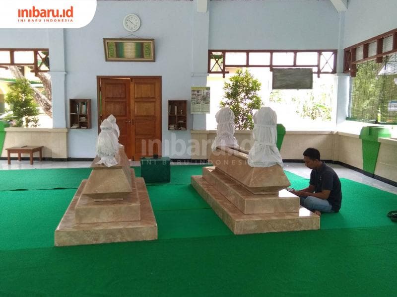 Seorang peziarah tengah membaca Yasin. (Inibaru.id/ Isma Swastiningrum)<br>