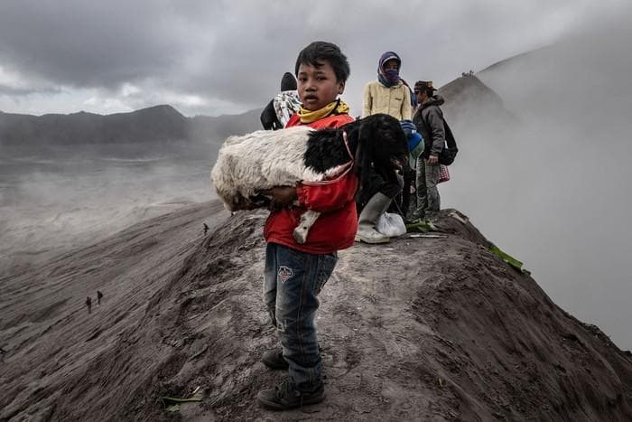Ritual larung sesaji oleh masyarakat Tengger. (Detik)