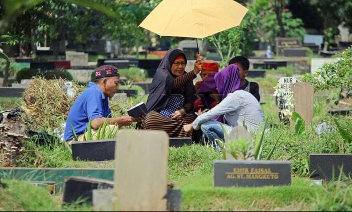 Ziarah ke makam leluhur. (Jurnal Islam)