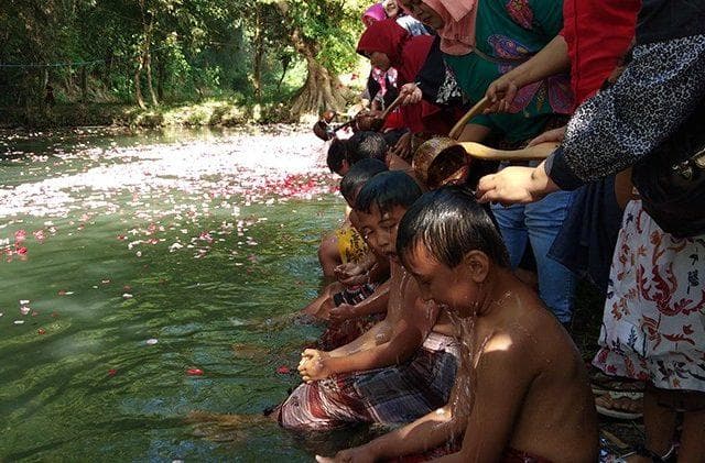 Mandi kembang biasanya menjadi ritual paling umum pada malam satu Suro. (Jawapos/Fisca Tanjung)