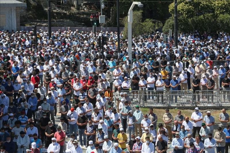 Banyak jemaah yang nggak memakasi masker dan tetap berkerumun. (Twitter/Istanbulism)