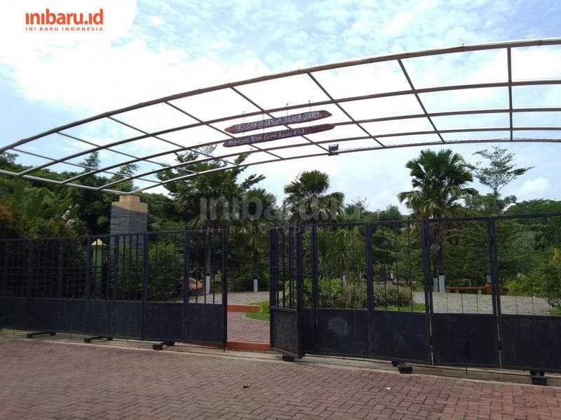 Pagar masuk ke Hutan Klorofil Kendal. (Inibaru.id/ Isma Swastiningrum)