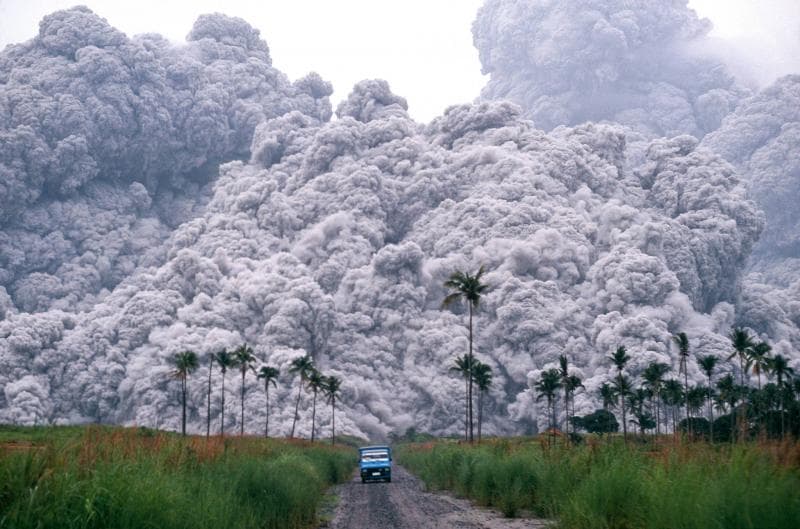 Gelombang piroklastik dari letusan Gunung Pinatubo pada 1991. Letusan Gunung Tambora lebih dahsyat lebih dari 14 kali lipat. (PBS)&nbsp;
