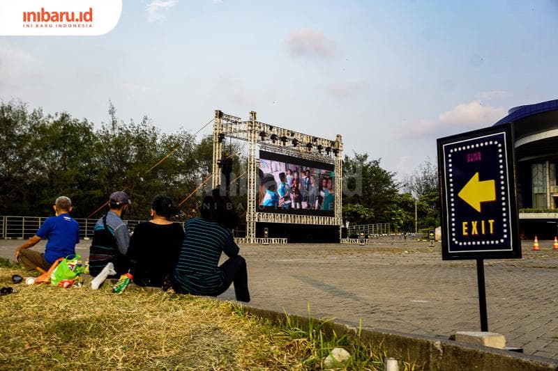 Waktu saya datang pengunjung nggak bermobil juga ikut nonton. (Inibaru.id/ Audrian F)<br>