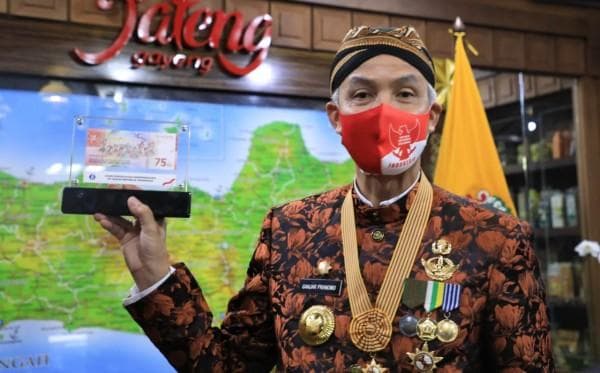 Ganjar terima pecahan uang Rp 75 ribu sebagai cendera mata. (Ngopibareng.id)