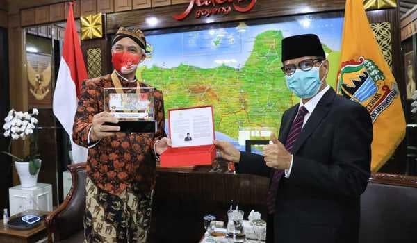 Ganjar saat menerima uang pecahan baru. (Beritasatu)