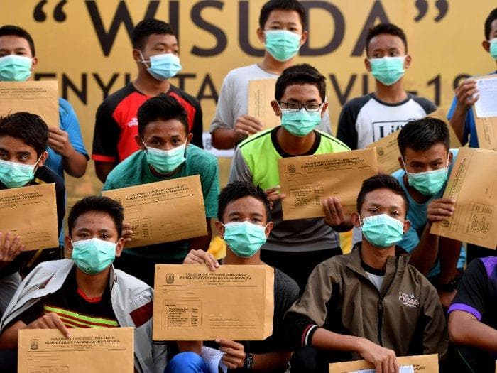Sejumlah santri asal Ponpes Gontor berpose ketika mengikuti "wisuda" penyintas COVID-19 di halaman Rumah Sakit Lapangan Surabaya, Jawa Timur, 28 Juli 2020. (Antara Foto/Zabur Karuru)