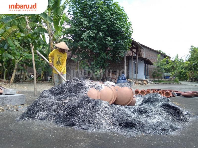 Ngasiati, salah seorang pengrajin gerabah di Kampung Kunden. (Inibaru.id/ Isma Swastiningrum)