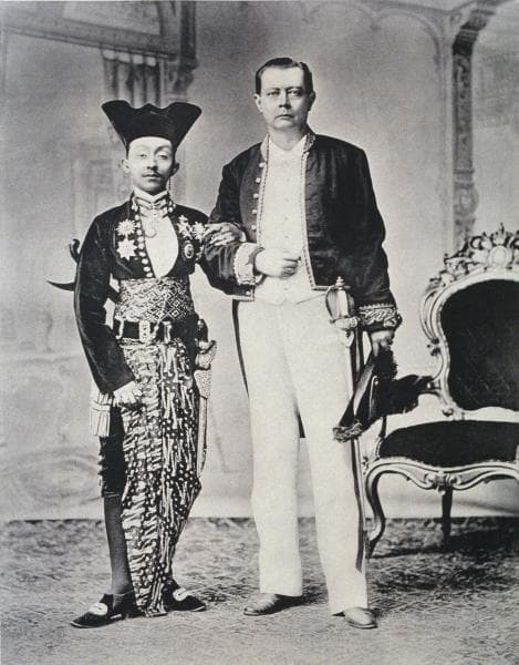 Pakubuwono X bersama Willem de Vogel, residen Surakarta (Twitter/potretlawas)