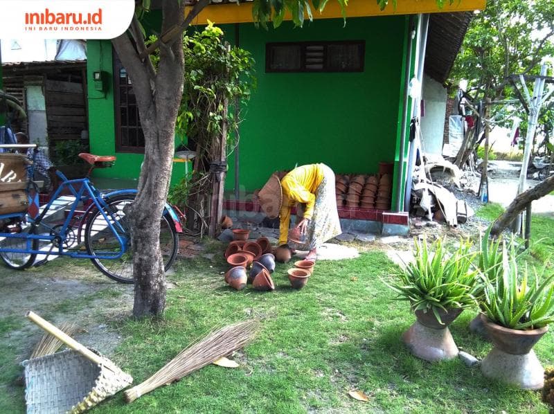 Menata hasil gerabah yang telah jadi di depan rumah. (Inibaru.id/ Isma Swastiningrum)