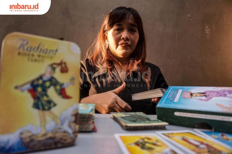Fitri berkecimpung di dunia tarot semenjak 2005. (Inibaru.id/ Audrian F)<br>