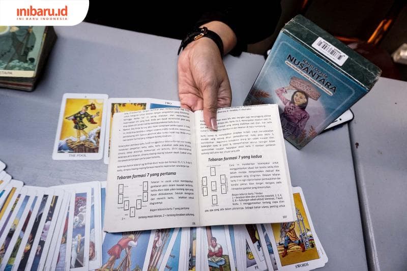 Setiap jenis kartu tarot ada panduannya. (Inibaru.id/ Audrian F)<br>