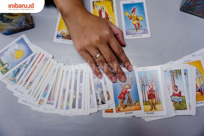 Ternyata kartu tarot cukup kompleks. (Inibaru.id/ Audrian F)<br>