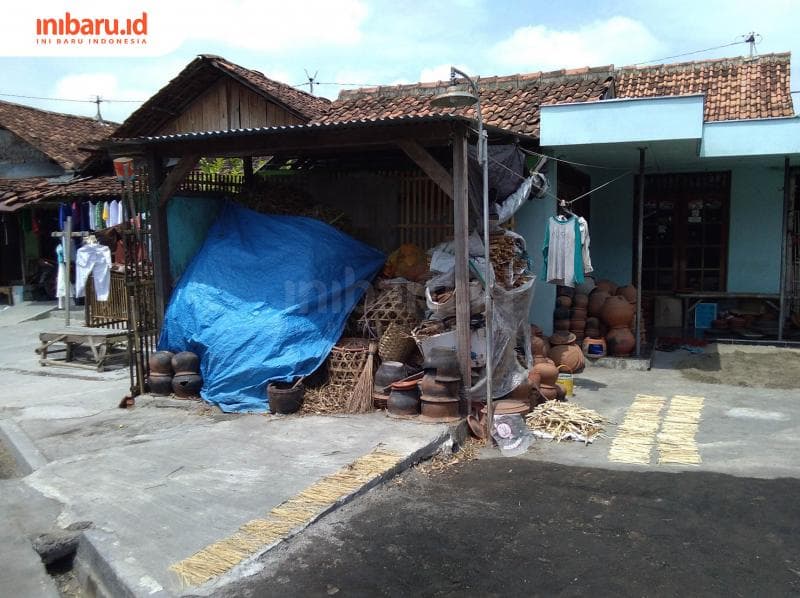 Salah satu fasad rumah pengrajin gerabah di Kampung Kunden saat ini. (Inibaru.id/ Isma Swastiningrum)