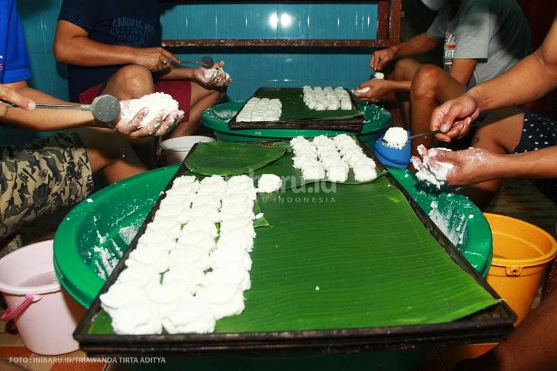 Adonan dicampur dengan gula, garam, dan ketan. Lalu dibuat berbentuk bundar dengan ukuran kecil.<br>