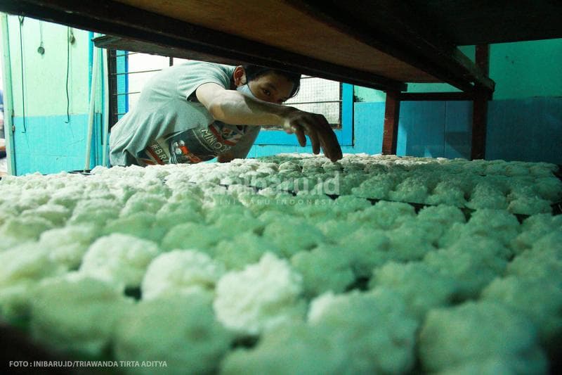 Adonan yang siap di masukan ke dalam oven, terlebih dulu diletakkan diatas oven berlandaskan daun pisang.<br>