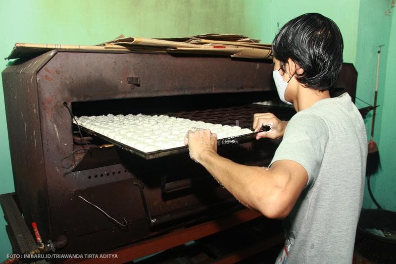 Adonan kemudian dimasukkan ke dalam oven selama 10 menit.<br>