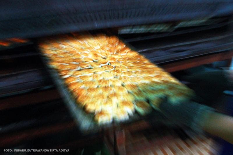 Kalau adonan sudah berwarna kecoklatan artinya sudah nyaris matang.<br>