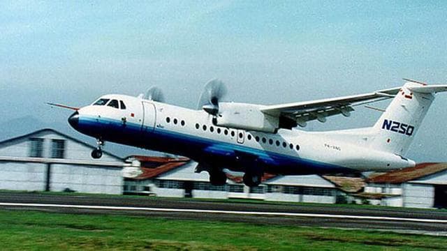 Pesawat N250 Gatot Kaca lepas landas di pangkalan udara. Gatot Kaca merupakan pesawat yang menggunakan teknologi canggih fly by wire. (Asiafinest)<br>