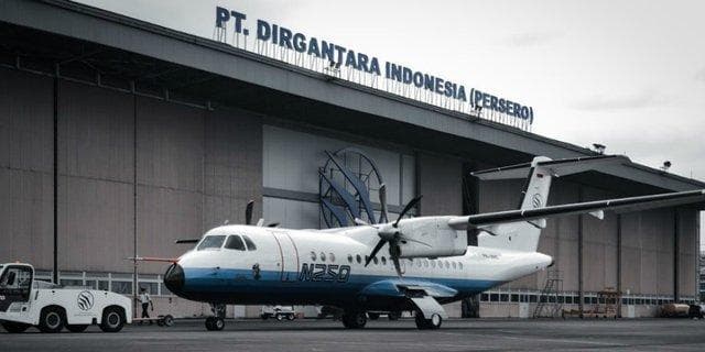 Pesawat N250 terparkir gagah di depan gedung PT Dirgantara Indonesia. (Instagram/officialptdi)<br>