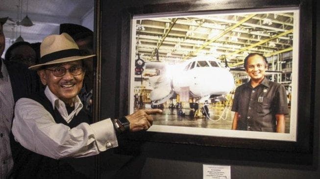 BJ Habibie berfoto bersama dirinya semasa muda dan pesawat N250 Gatot Kaca. (Okezone)<br>