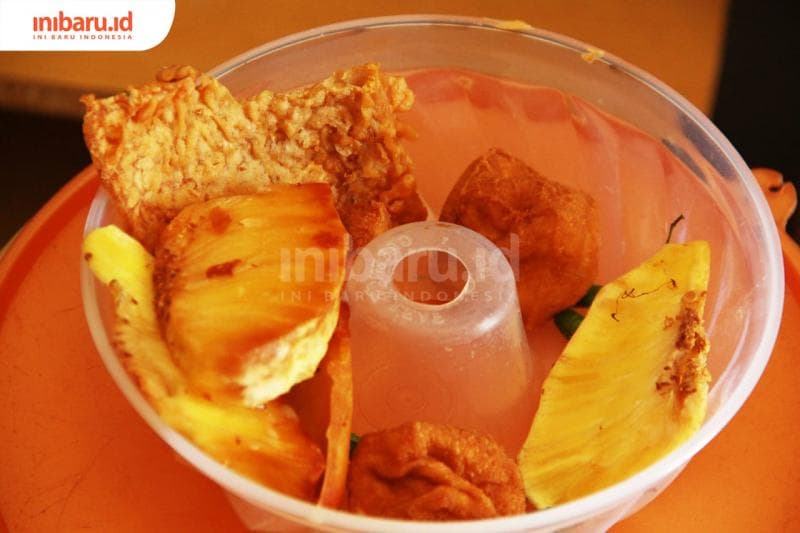 Gorengan sudah dijajakan sejak zaman Belanda. (Inibaru.id/Triawanda Tirta Aditya)