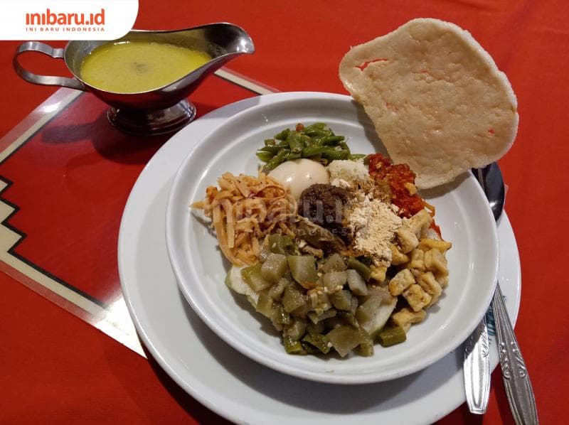 Lontong Opor Cap Go Meh punya 12 Komponen. (Inibaru.id/ Zulfa Anisah)