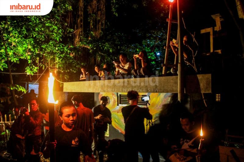 Pengunjung menonton acara Sura Wiwitan #6 dari atas rumah diesel. (Inibaru.id/ Audrian F)