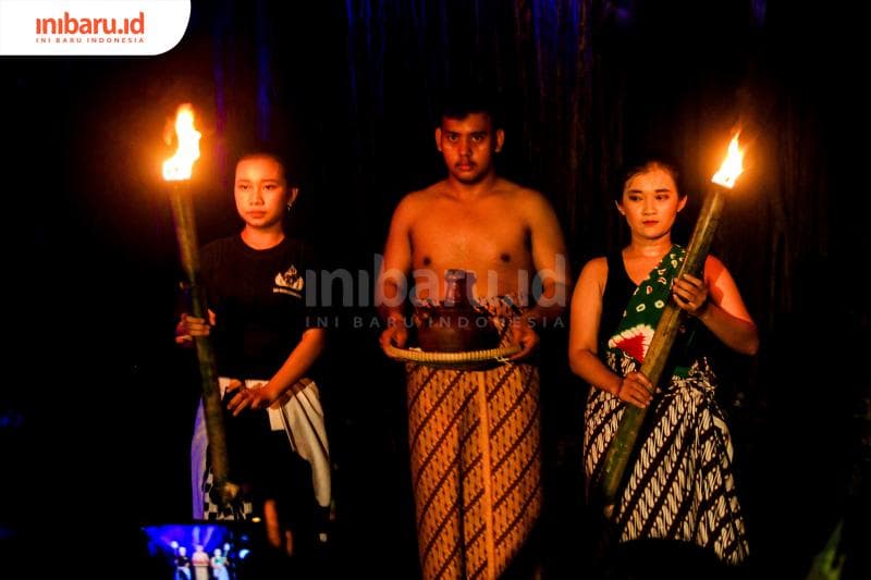 Salah satu acara puncak. yakni adus sendhang (Inibaru.id/ Audrian F)