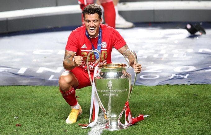 Philippe Coutinho memamerkan piala Liga Champions yang dimenanginya. (Twitter/DaveOCKOP)<br>