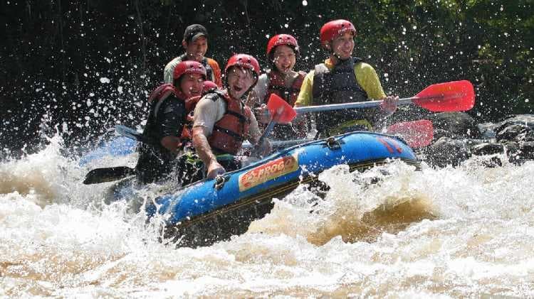 Keceriaan pengunjung saat arung jeram. (Superadventure)