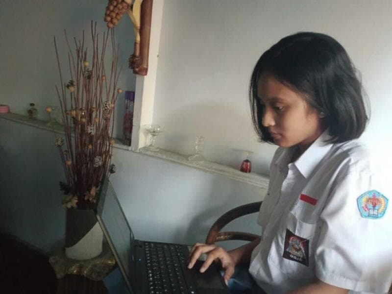 Wilda Muskita mengikuti pembelajaran jarak jauh (PJJ) dari rumahnya, Selasa (25/8/2020). (Kompas/Arsip Wilda Muskita)