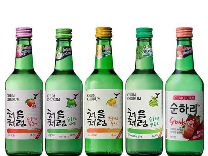 Soju banyak digemari oleh masyarakat Korea. (Kompas)<br>