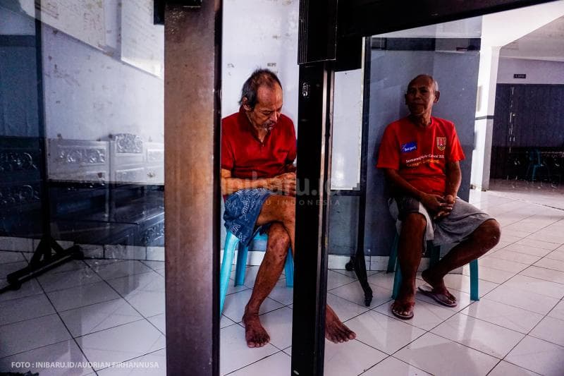 Dua orang lansia sedang bercengkrama.<br>